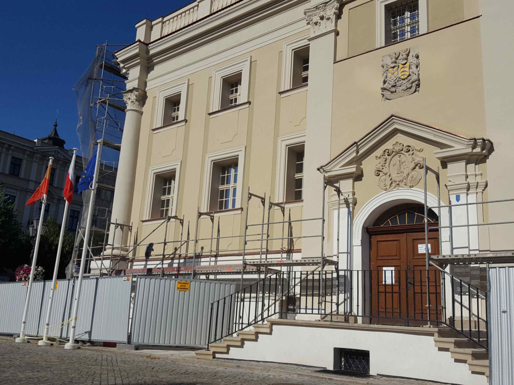 Znika rusztowanie, odsłania nowe kolory. Kończy się remont ratusza w Lesznie