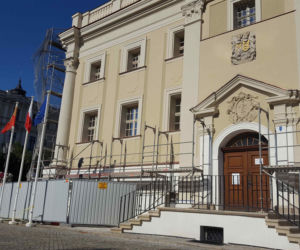 Znika rusztowanie, odsłania nowe kolory. Kończy się remont ratusza w Lesznie