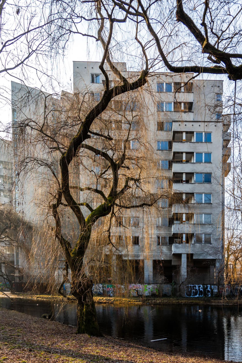 Szpiegowo, blok na Sobieskiego 100 w Warszawie
