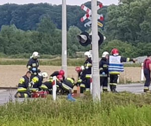 SZYNOBUS ZDERZYŁ SIĘ ze skuterem. Jedna osoba nie żyje!