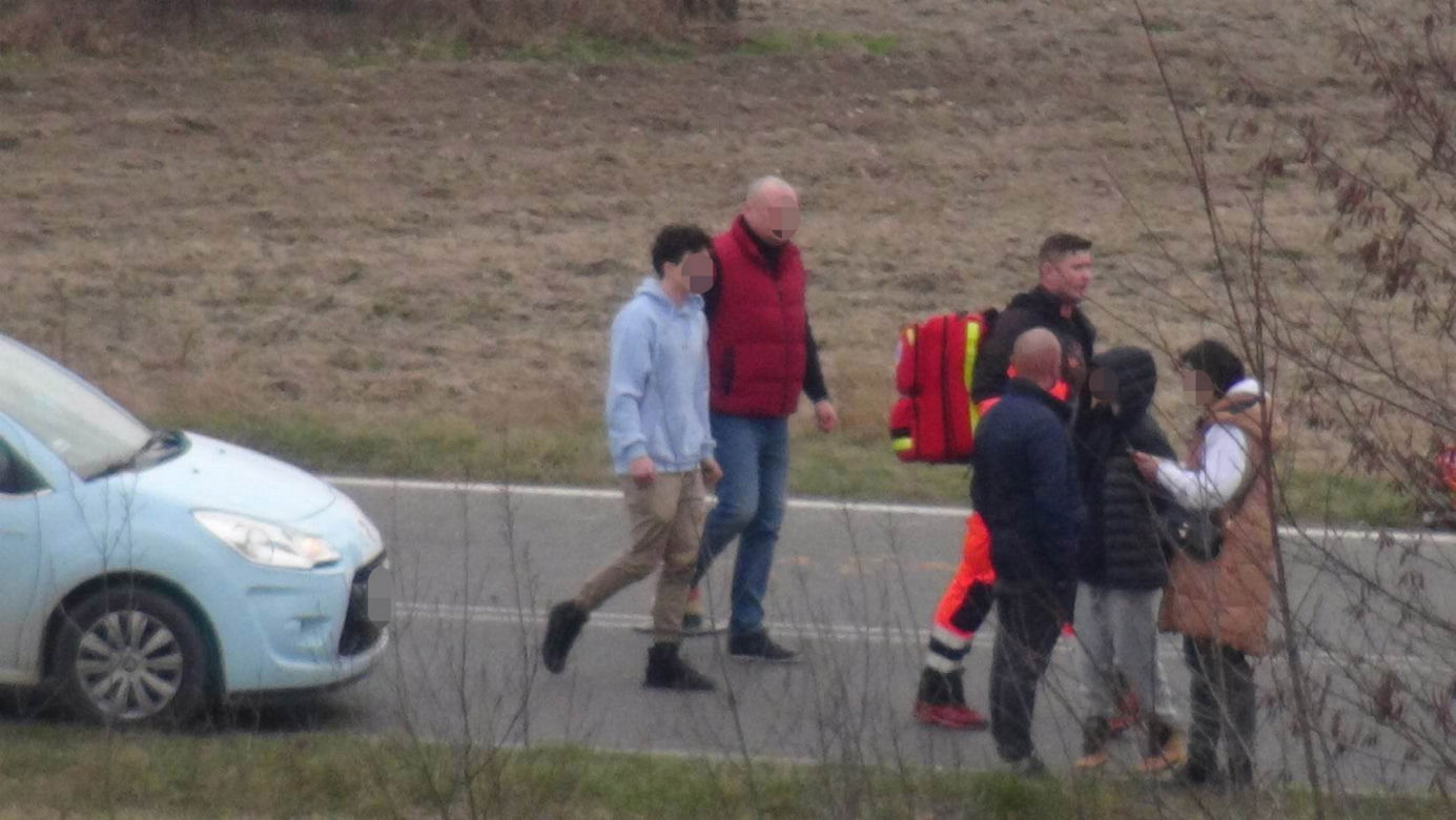 Koszmarny wypadek pod Brwinowem. Z koziołkującej hondy wypadli pasażerowie i kierowca. Jedna osoba zginęła na miejscu
