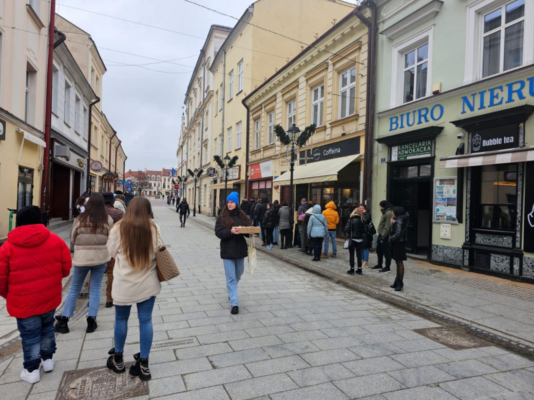 Mieszkańcy Rzeszowa ruszyli po pączki. Kolejki pod pączkarniami