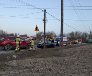 Huk w spokojnej wsi. Doszło do wypadku, jedna osoba w szpitalu