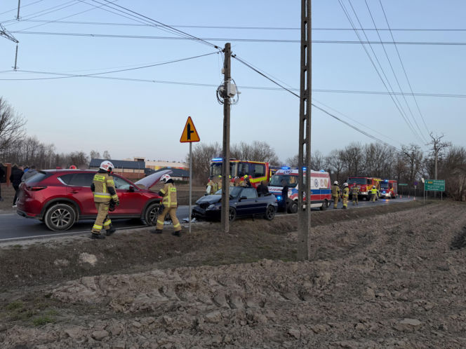 Huk w spokojnej wsi. Doszło do wypadku, jedna osoba w szpitalu