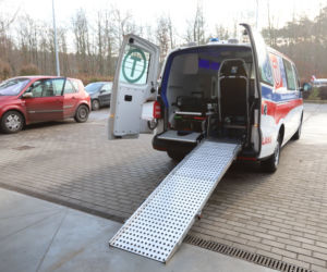 Szpital w Lesznie ma nową karetkę transportową. Zastąpi inną, wysłużoną