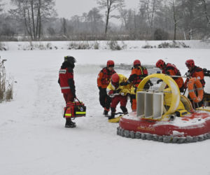 Gdy załamie się lód. Co robić, by uratować siebie lub kogoś, gdy wpadnie do wody?