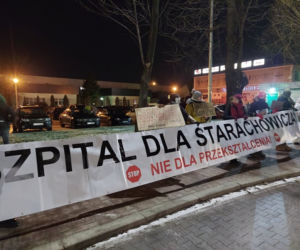 Kaczyński w Starachowicach. Pod kościołem okrzyki Wynocha; Wolna Polska