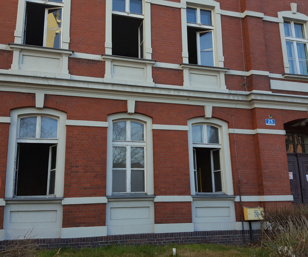 Lecą tynki i ściany. Ruszyły prace w budynku przyszłej biblioteki miejskiej 