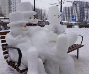 Śnieżna rodzina bałwanów pojawiła się na ul. Puławskiej 238 w Warszawie