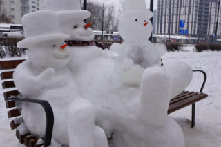 Śnieżna rodzina bałwanów pojawiła się na ul. Puławskiej 238 w Warszawie
