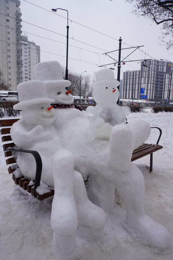Śnieżna rodzina bałwanów pojawiła się na ul. Puławskiej 238 w Warszawie