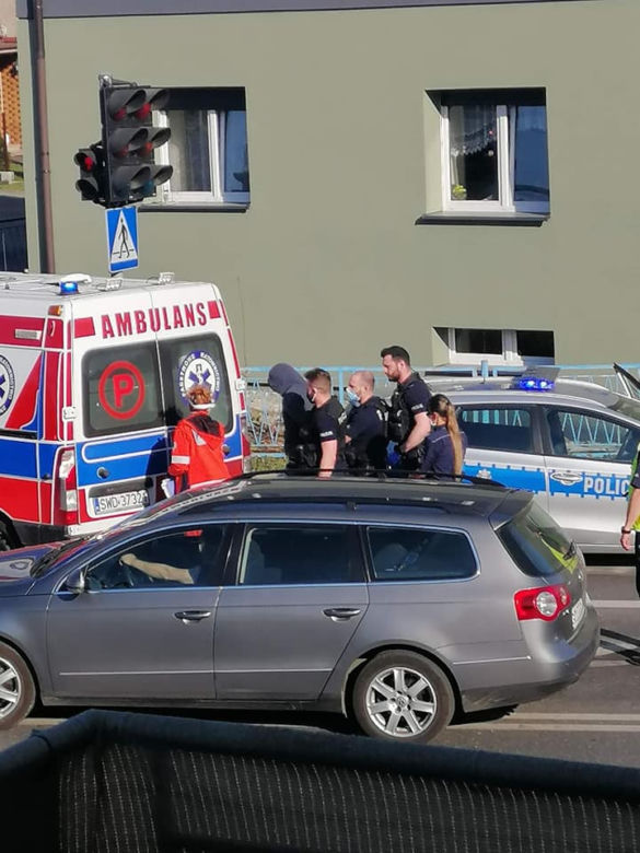 Szok! Na środku ulicy wymachiwał nożami. Policjanci byli bezradni!