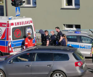 Szok! Na środku ulicy wymachiwał nożami. Policjanci byli bezradni!