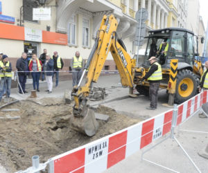 Dziura w jezdni w Al.Jerozolimskich
