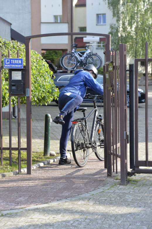 Ostatnie chwile przed wyborami: Trzaskowski na rowerze