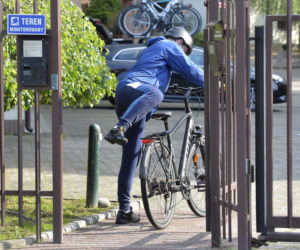 Ostatnie chwile przed wyborami: Trzaskowski na rowerze