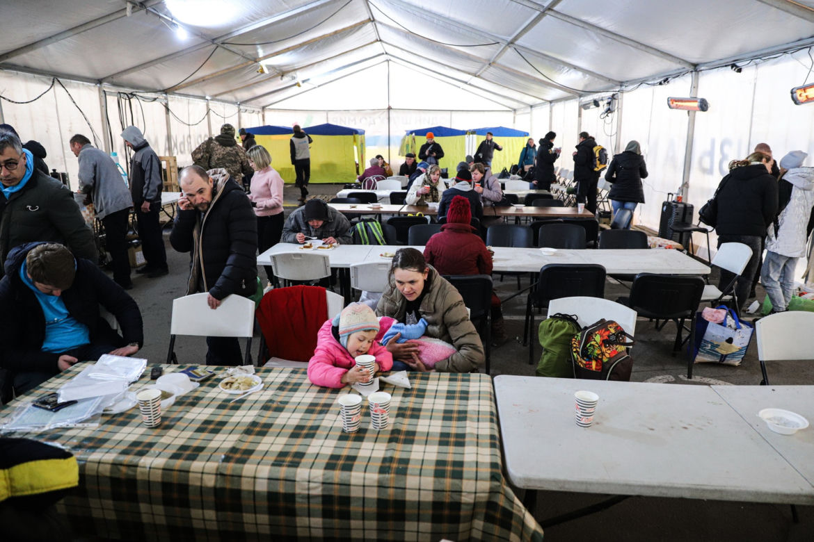 Jechał starym autem kilka dni, by uratować przed wojną całą rodzinę! 84-latek jest nowym bohaterem Ukrainy [ZDJĘCIA]