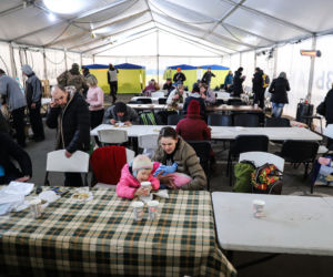 Jechał starym autem kilka dni, by uratować przed wojną całą rodzinę! 84-latek jest nowym bohaterem Ukrainy [ZDJĘCIA]
