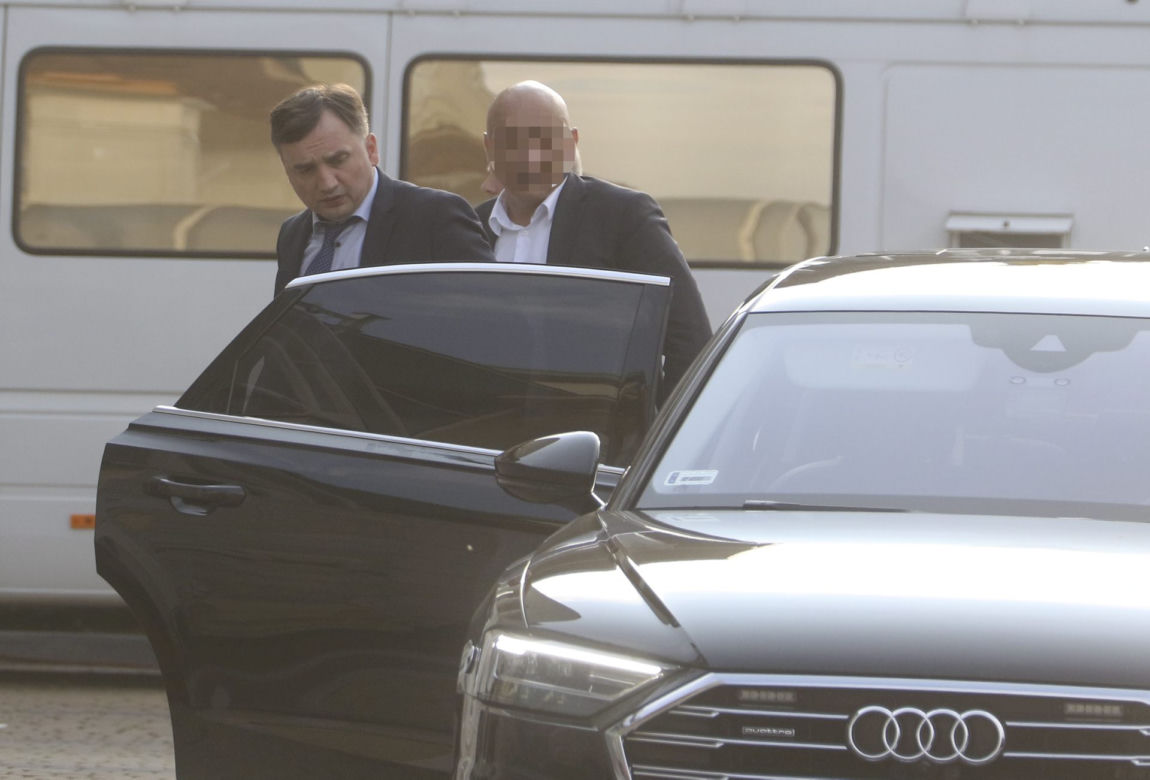 Wyjazd parlamentarzystów PiS na naradę do hotelu w Ożarowie Mazowieckim