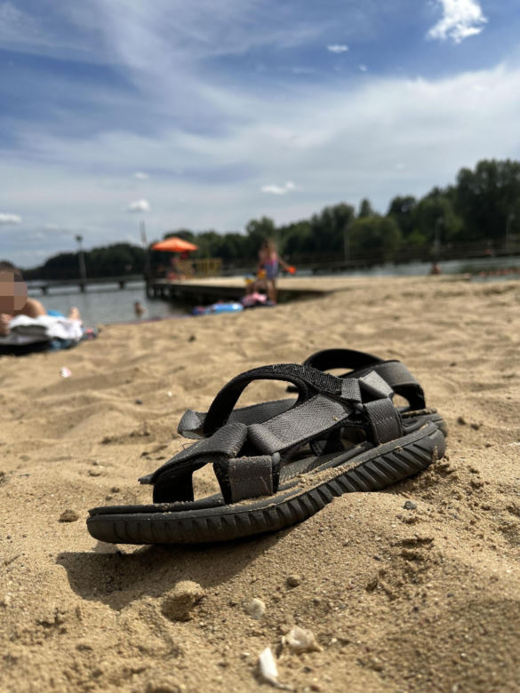 10-letni Timi utonął w jeziorze. Na plaży płoną znicze