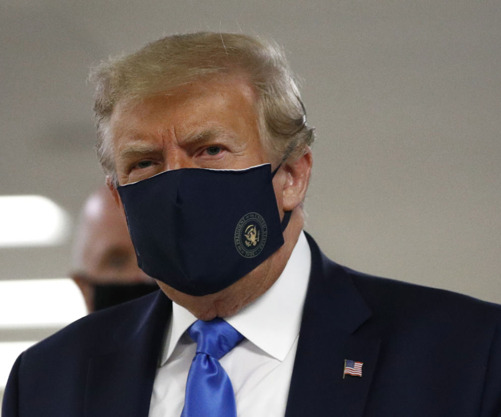 Szok! trump nałożył maseczkę.