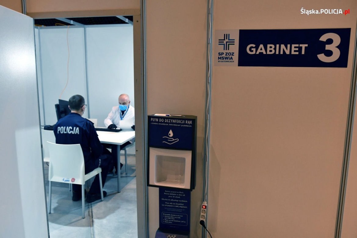 Na Śląsku rozpoczęły się szczepienia policjantów. Jak pierwszy zaszczepiony został komendant wojewódzki [ZDJĘCIA]
