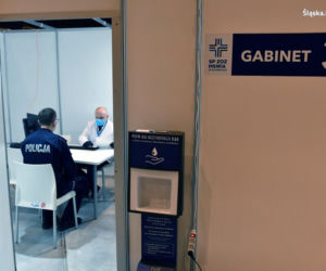 Na Śląsku rozpoczęły się szczepienia policjantów. Jak pierwszy zaszczepiony został komendant wojewódzki [ZDJĘCIA]