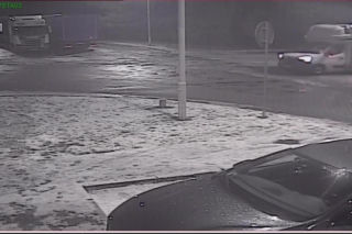 Wjechał dostawczakiem w latarnię... i zasnął. 26-latek był pijany