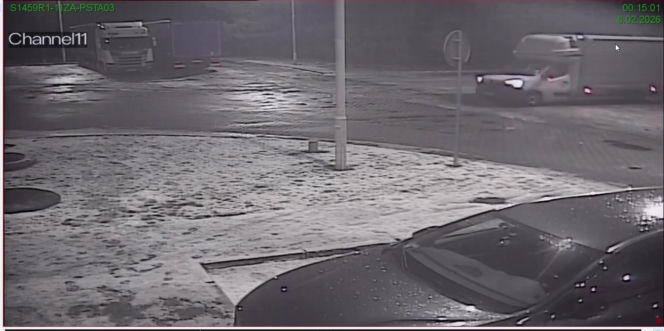 Wjechał dostawczakiem w latarnię... i zasnął. 26-latek był pijany