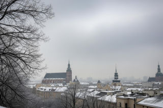 Zimowe uderzenie w Krakowie! Czy 4 grudnia 2025 przyniesie nam chłód i zachmurzenie?