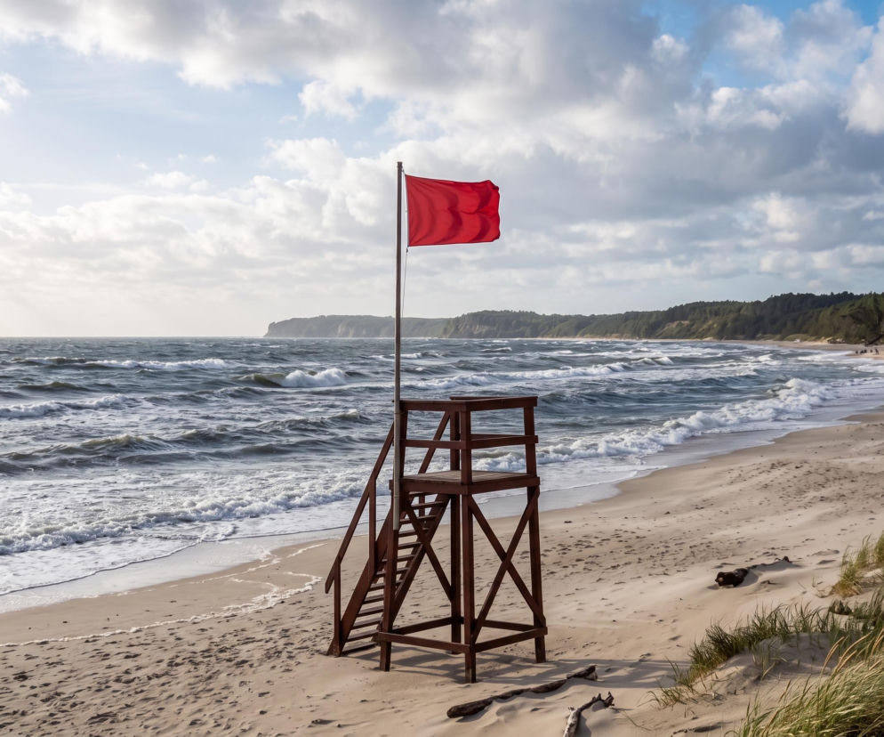 Sinice Jastrzębia Góra. Czy w Jastrzębiej Górze można się kąpać 14.07? Flaga, warunki pogodowe