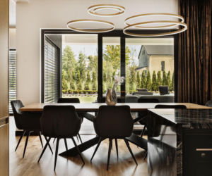 Między minimalizmem a złotym detalem. Elegancki dom w Katowicach