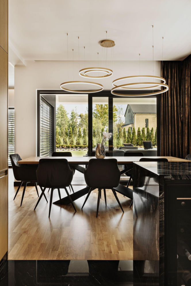 Między minimalizmem a złotym detalem. Elegancki dom w Katowicach