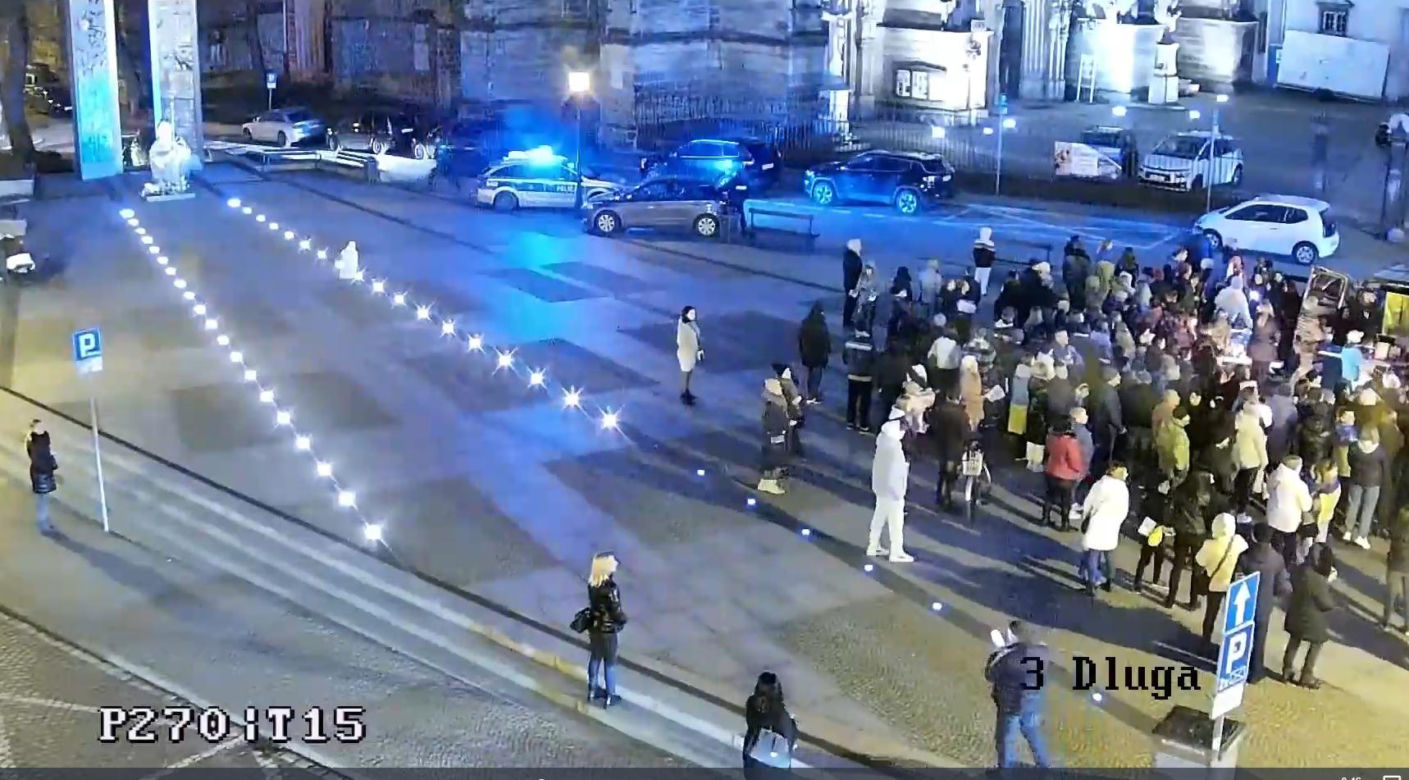 Rozpędzone audi jechało na manifestantów. Po drodze rozbiło dwie policyjne blokady