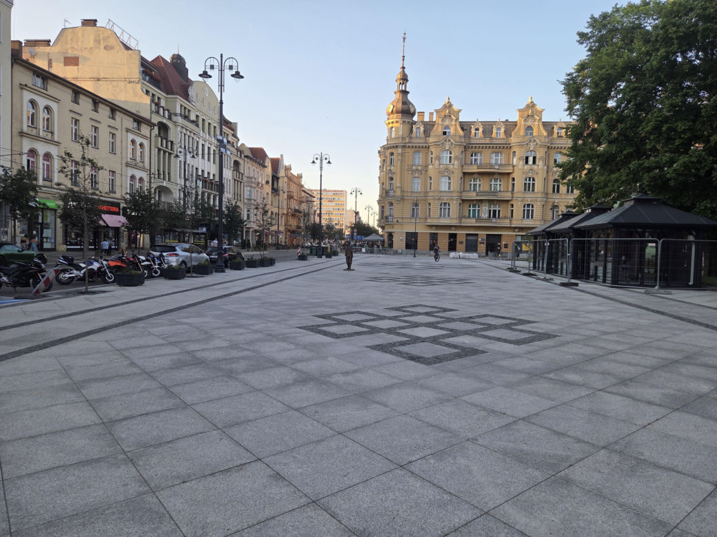 Plac Wolności w Bydgoszczy już bez pomnika, ale z nową rzeźbą. Sprawdzamy, kiedy koniec prac