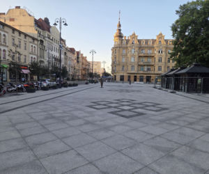 Plac Wolności w Bydgoszczy już bez pomnika, ale z nową rzeźbą. Sprawdzamy, kiedy koniec prac