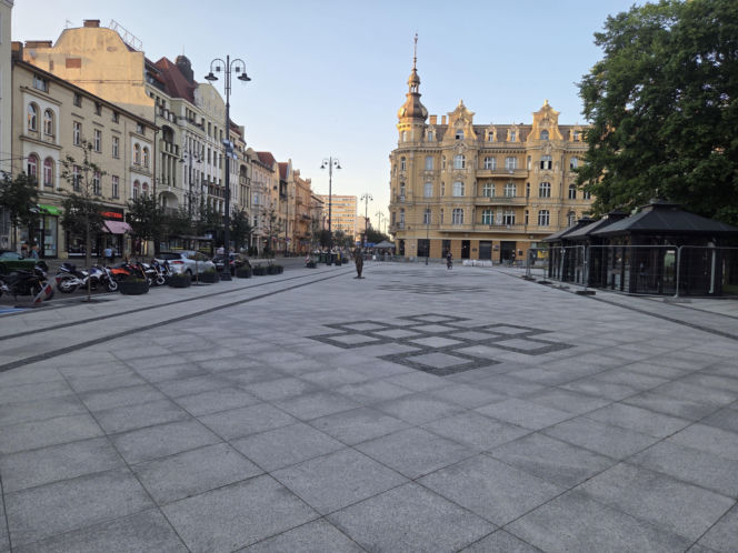 Plac Wolności w Bydgoszczy już bez pomnika, ale z nową rzeźbą. Sprawdzamy, kiedy koniec prac