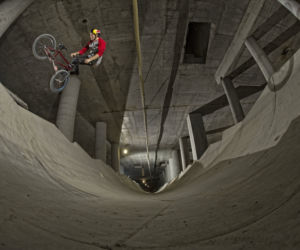 Szalał na BMX w tunelu pod dnem Wisły