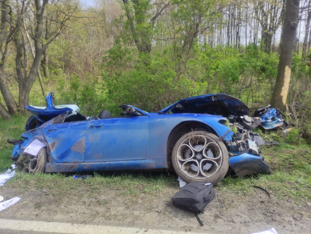 Śmiertelny wypadek pod Wrocławiem! Kierowca alfy romeo zginął w zderzeniu z tirem i busem 
