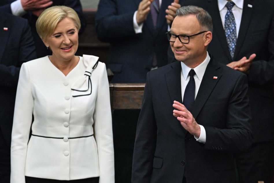 Agata Duda z kokardą na ramieniu w Sejmie