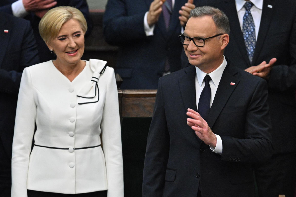 Agata Duda z kokardą na ramieniu w Sejmie