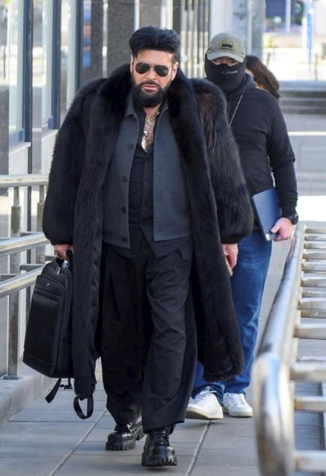 Krzysztof Rutkowski w futrze w sądzie