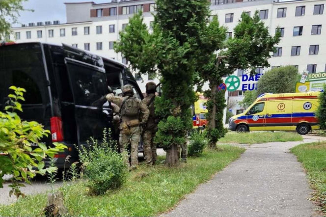 Policjanci przy furgonetce podczas akcji w Lublinie. W tle karetka. O ataku siekierą przeczytasz na Eska Lublin.