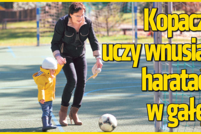 Uczy wnusia haratać w gałę