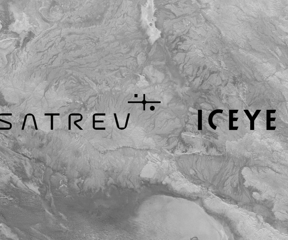 Logo SatRev i ICEYE w minimalistycznej, czarno-białej palecie, umieszczone na tle abstrakcyjnej tekstury przypominającej mapę satelitarną. Grafika symbolizuje innowacyjną współpracę firm w dziedzinie technologii kosmicznych, o której przeczytasz na naszym portalu.