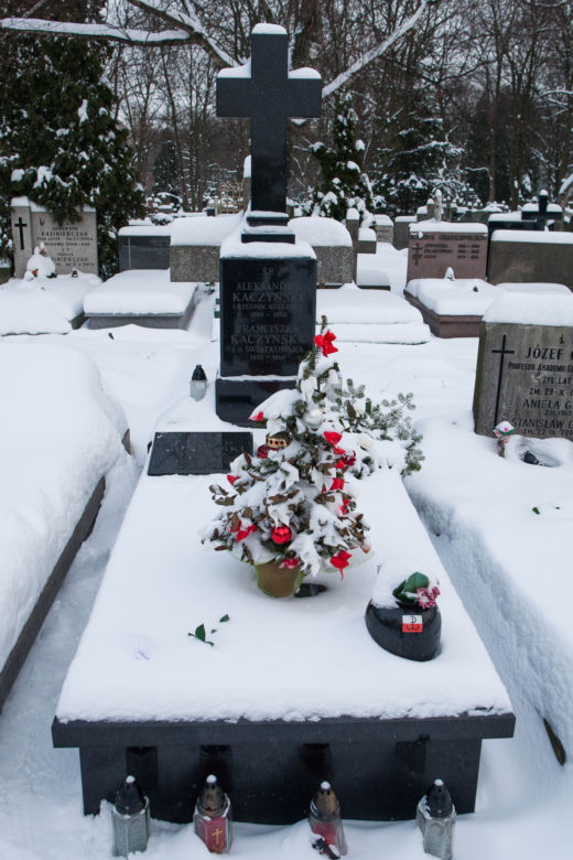 Tak wygląda grób ojca Kaczyńskich. Jest inny niż grób matki