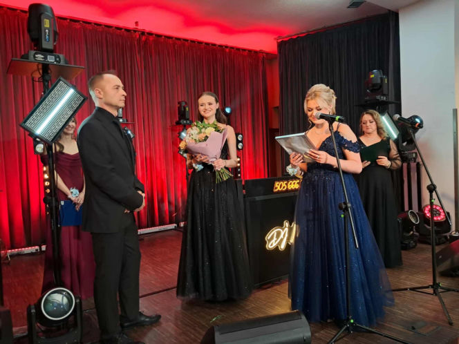 Tak bawili się maturzyści na studniówce skarżyskiego "Erbla". Kreacje jak z czerwonego dywanu