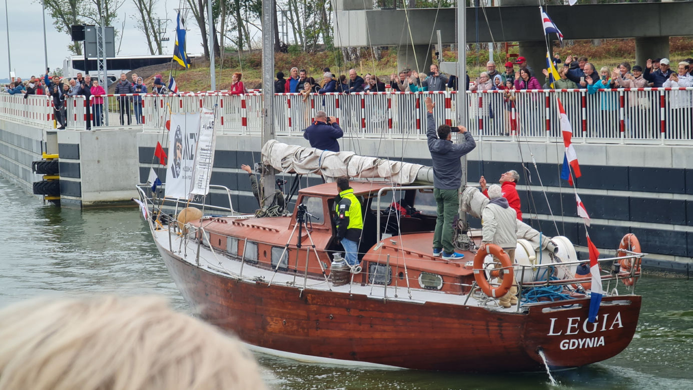 Jacht, którym pływał Kukliński w kanale na Mierzei Wiślanej