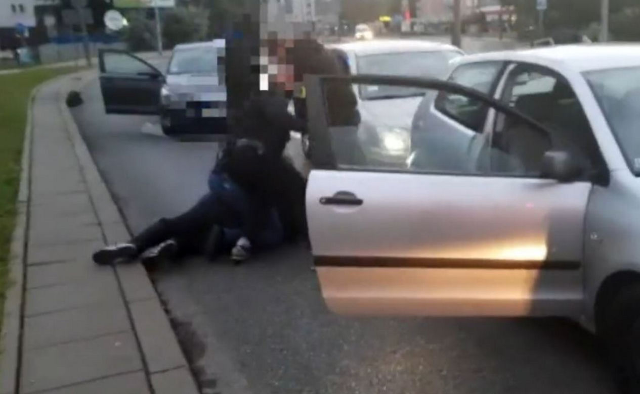 Policjanci grupy działającej w ramach wydziału dw. z przestępczością samochodową  zatrzymali dwóch obywateli Gruzji do kradzieży auta