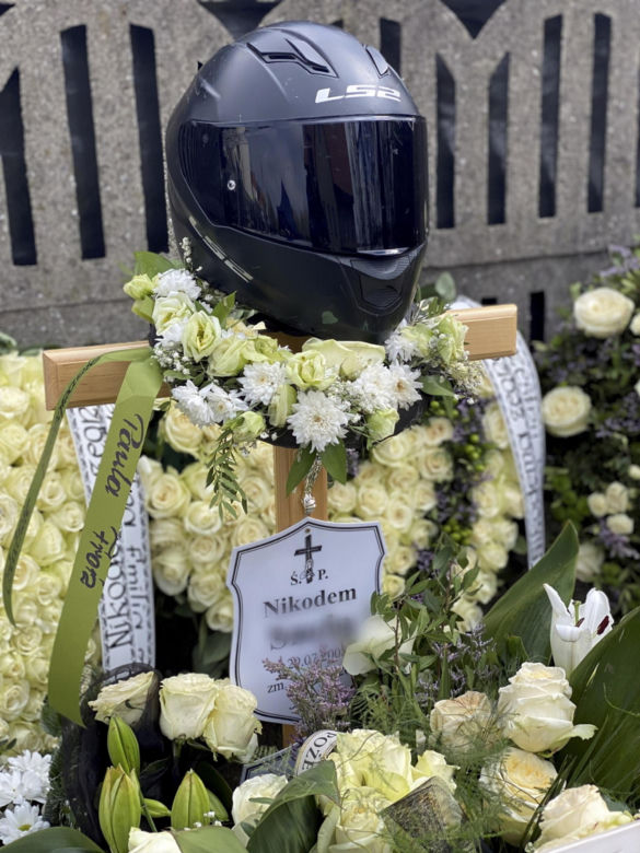 Grób Nikodema utonął w kwiatach